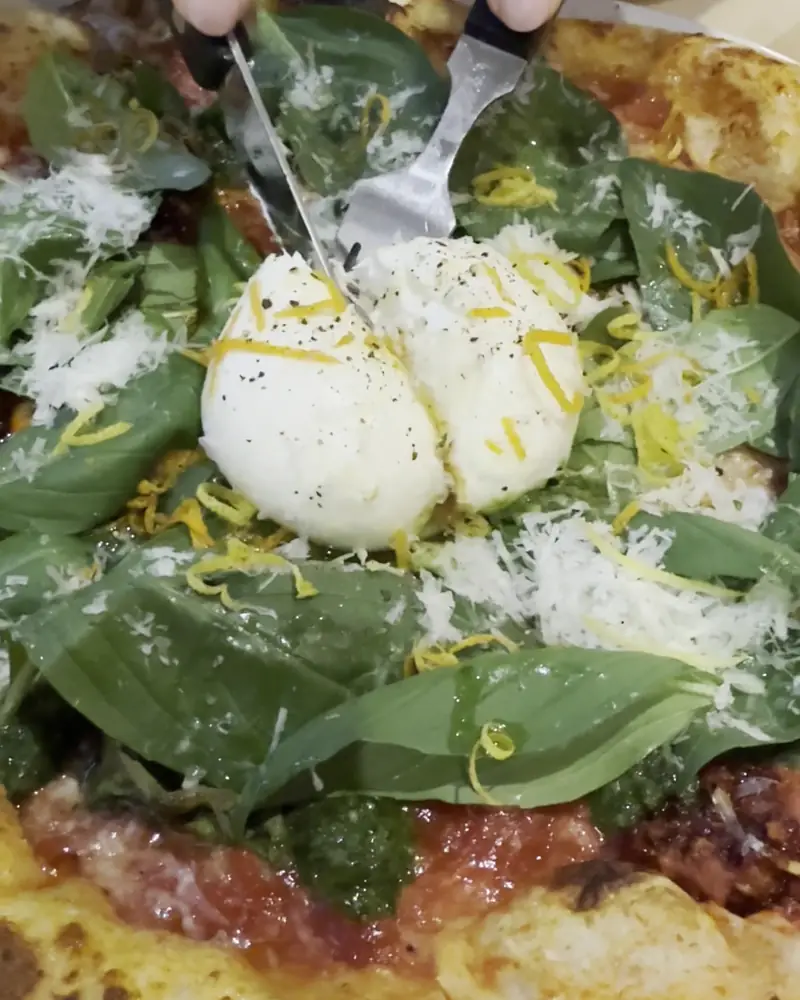 Krojenie pizzy z burratą